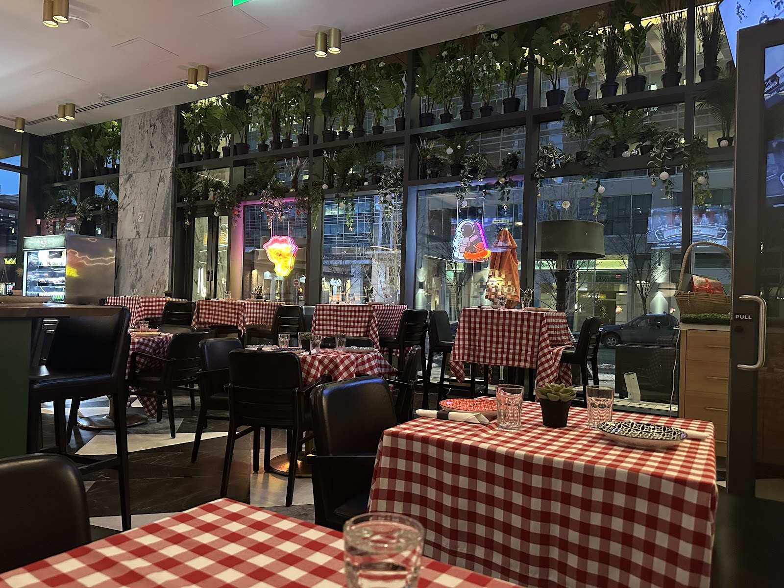 Pazzi Pizzeria — dining room photo 3