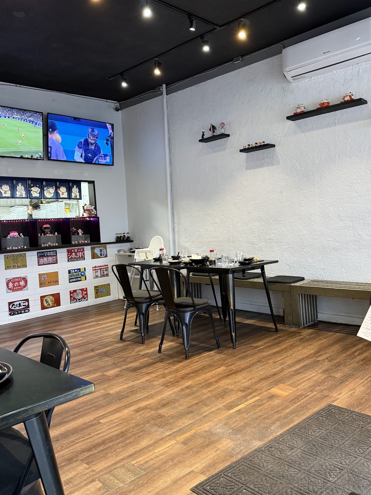 Wakuwaku Sushi — dining room photo 2