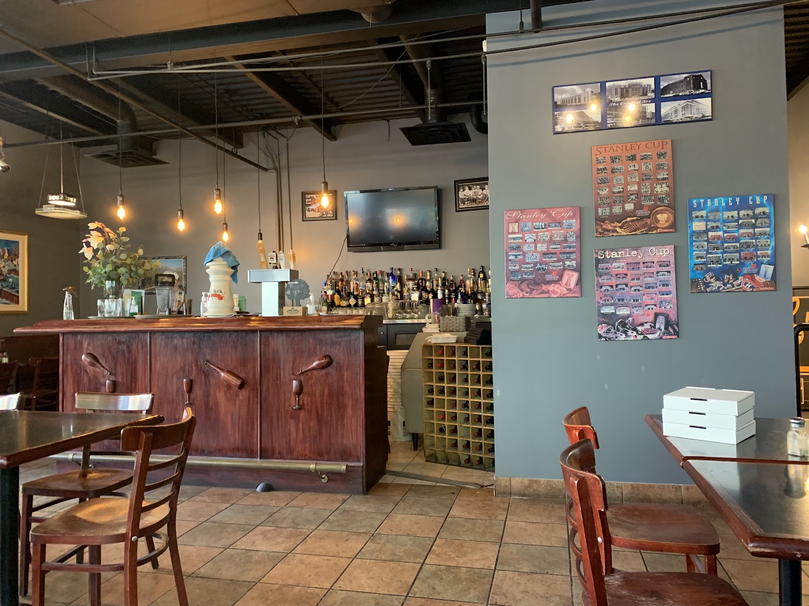 Michael's Pizza Restaurant & Delivery — dining room photo 3