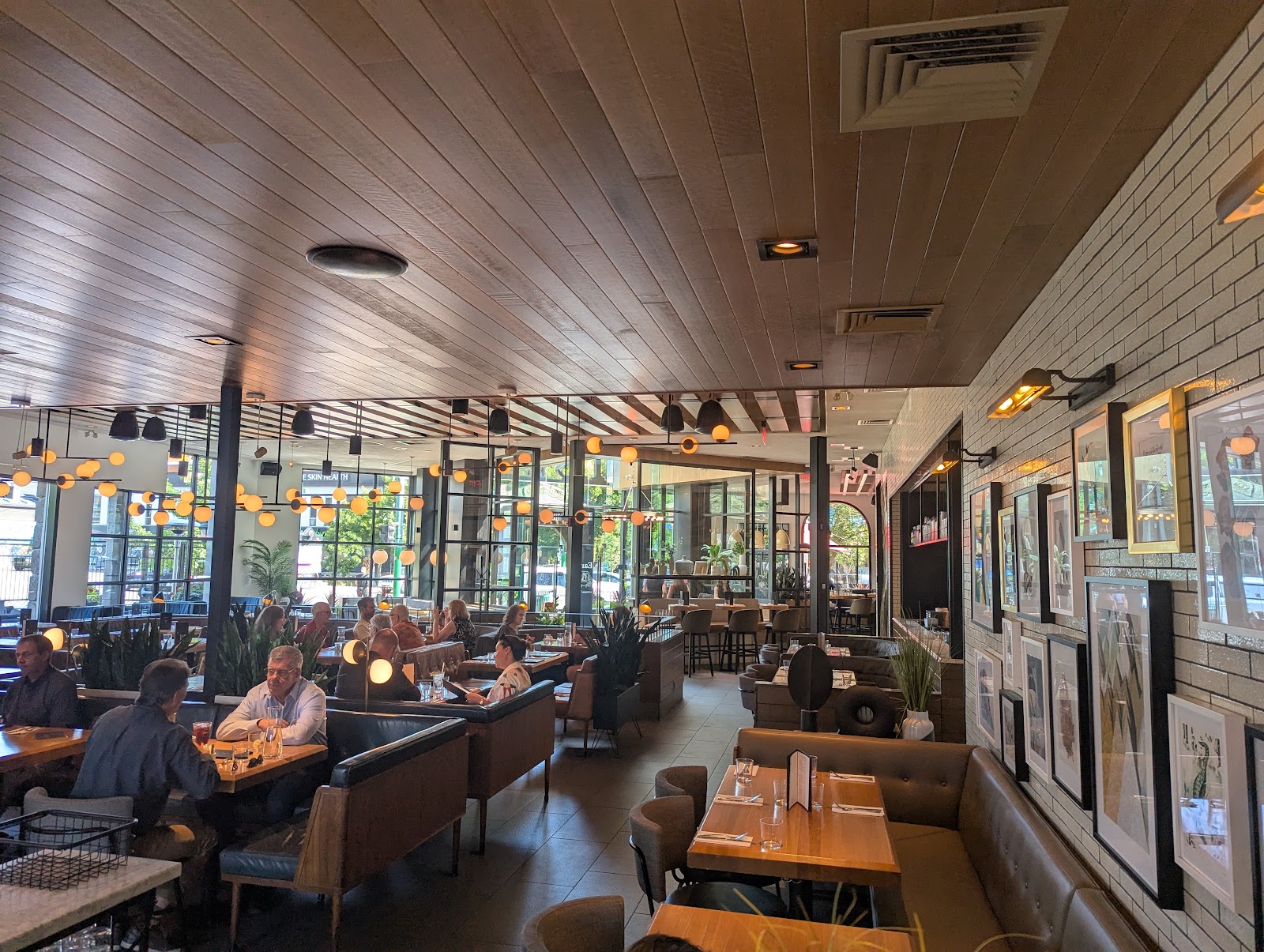 Earls Kitchen + Bar — gallery photo 4