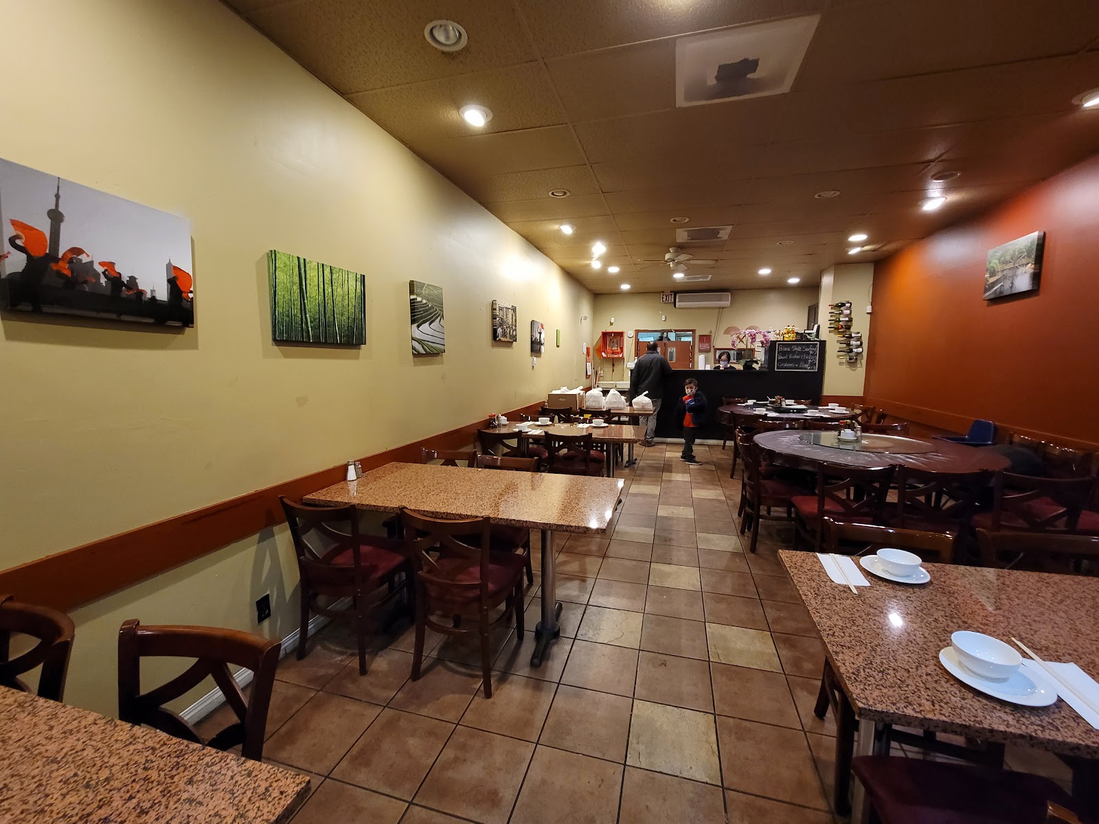 Dragon Pearl Restaurant — dining room photo 2