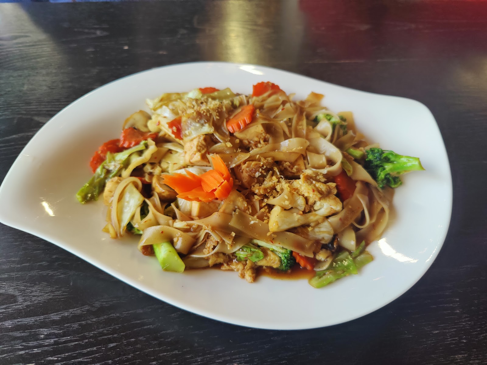 Bee Thai Cuisine — dining room photo 3