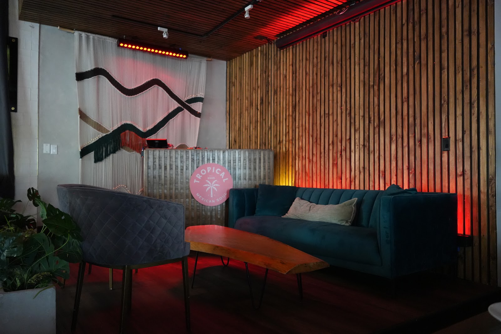 TROPICAL DOWNTOWN — dining room photo 2