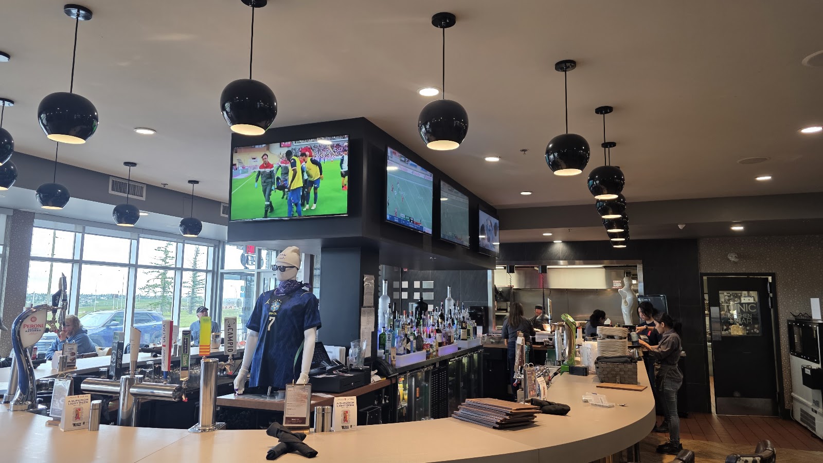Tonic Kitchen + Bar — dining room photo 2