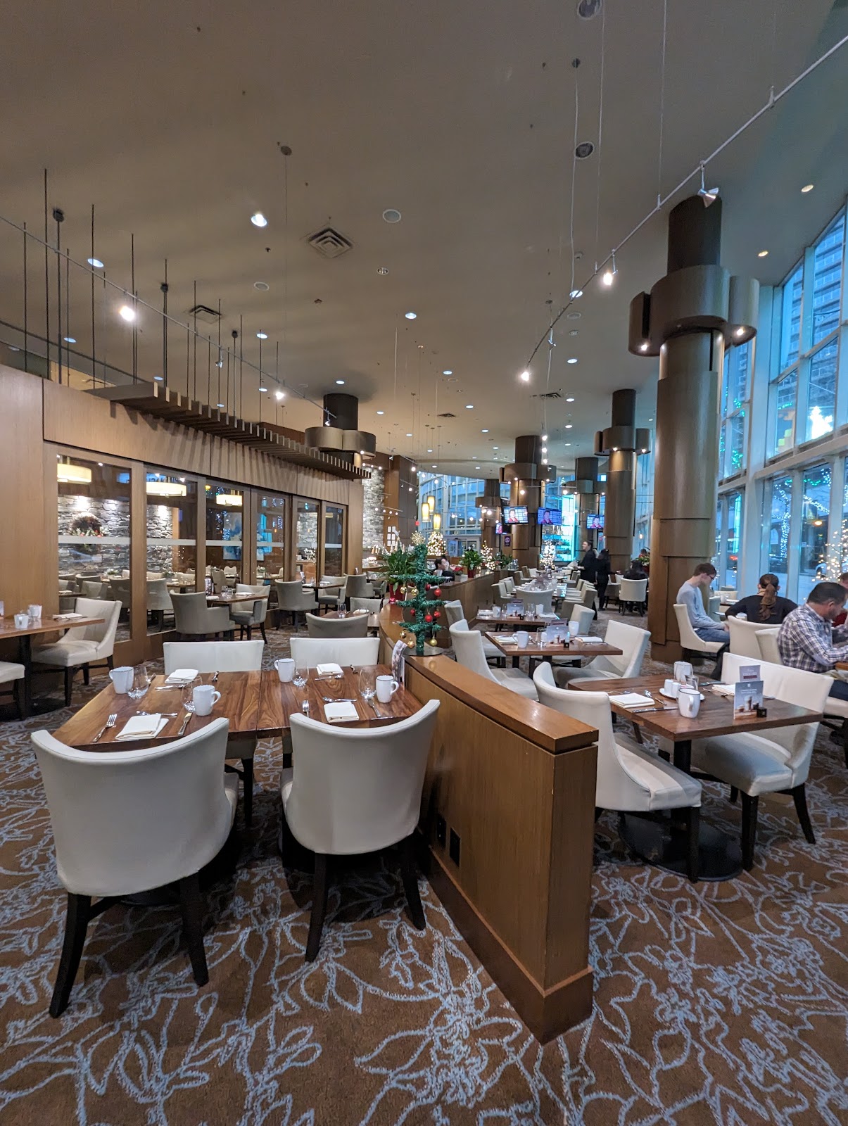Showcase Restaurant & Bar — dining room photo 1