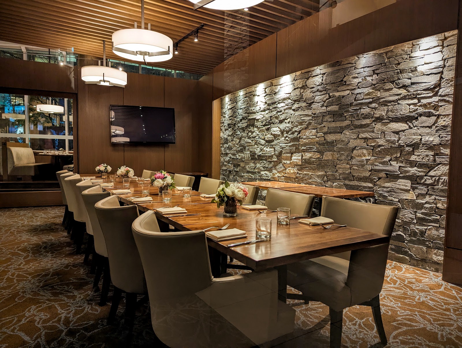 Showcase Restaurant & Bar — dining room photo 3