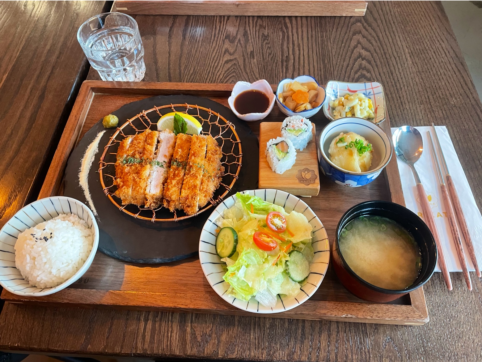 NARIKATSU — dining room photo 1
