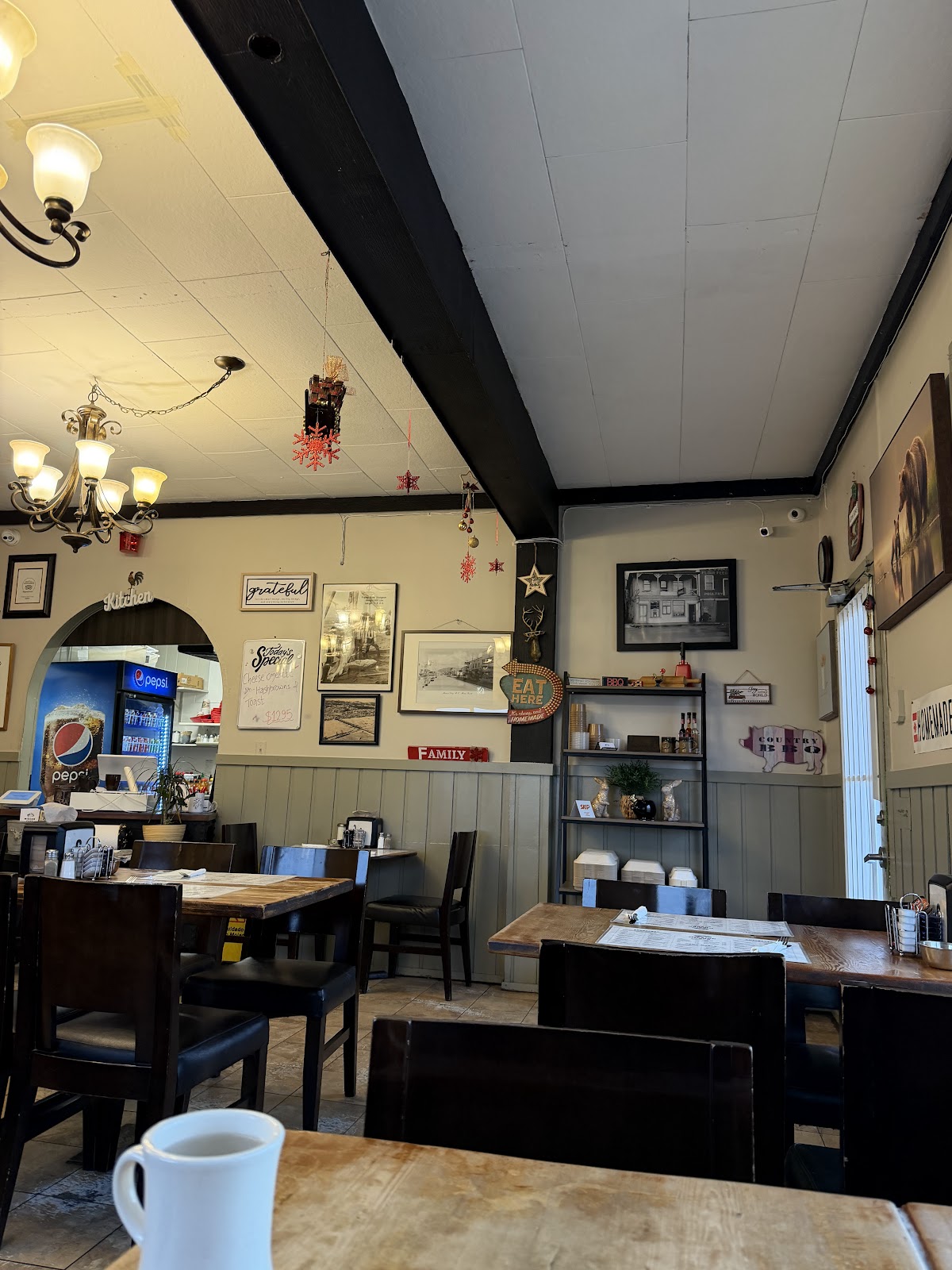 Embers BBQ House — dining room photo 1