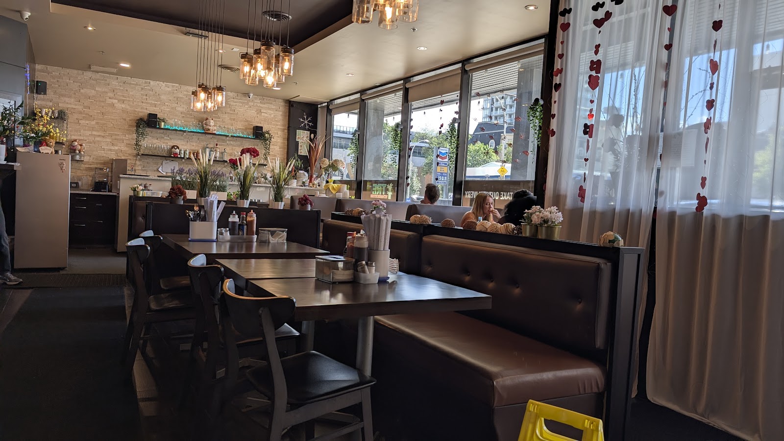 TRE Vietnamese Kitchen — dining room photo 2