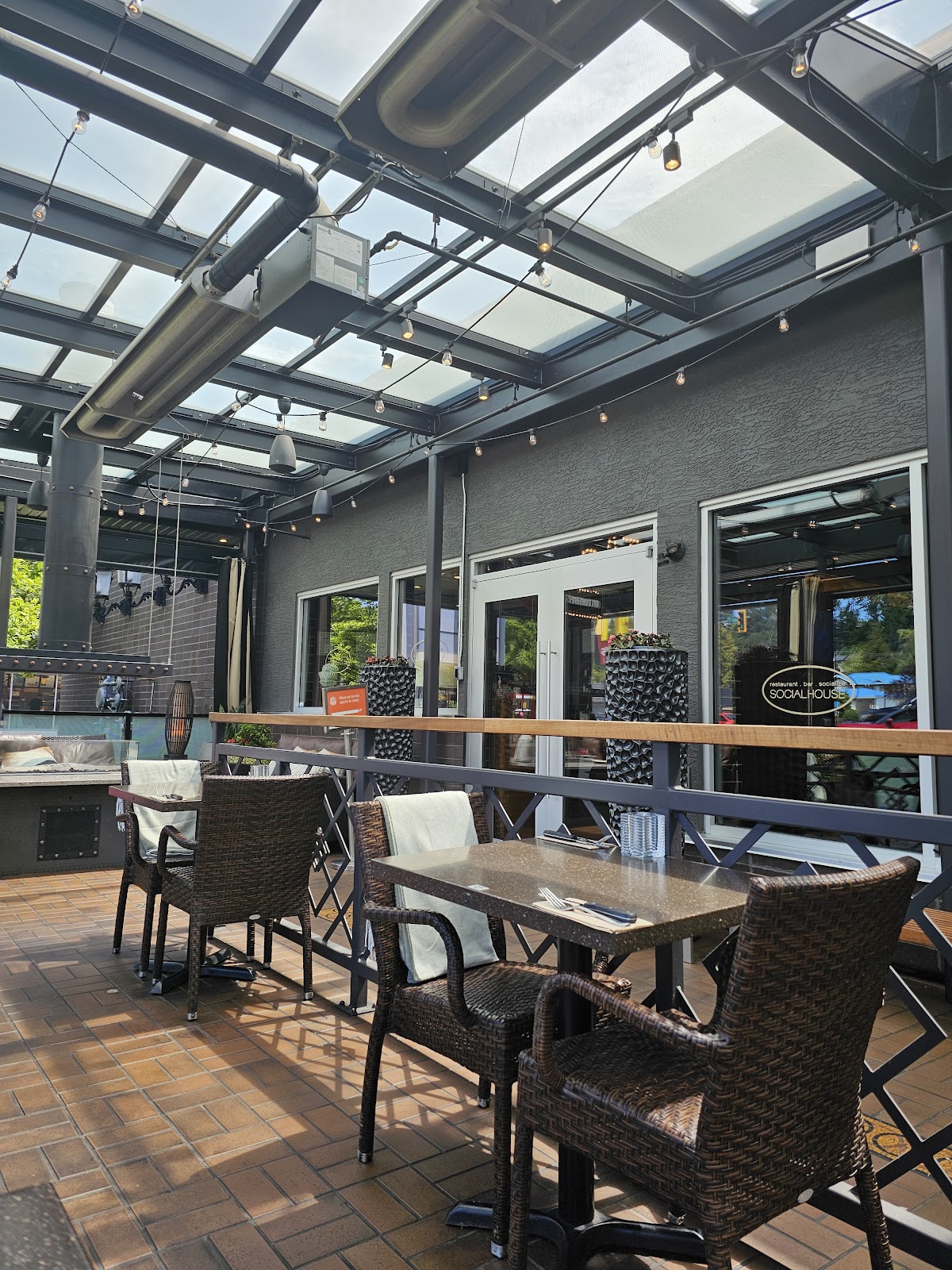 Browns Socialhouse Mission — gallery photo 3