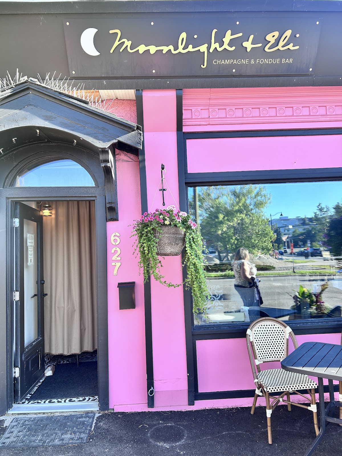 Moonlight & Eli Champagne and Fondue Bar — dining room photo 2