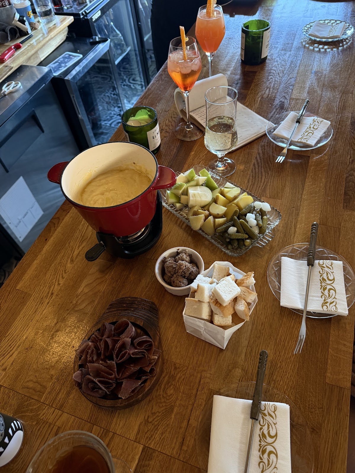 Moonlight & Eli Champagne and Fondue Bar — dining room photo 3