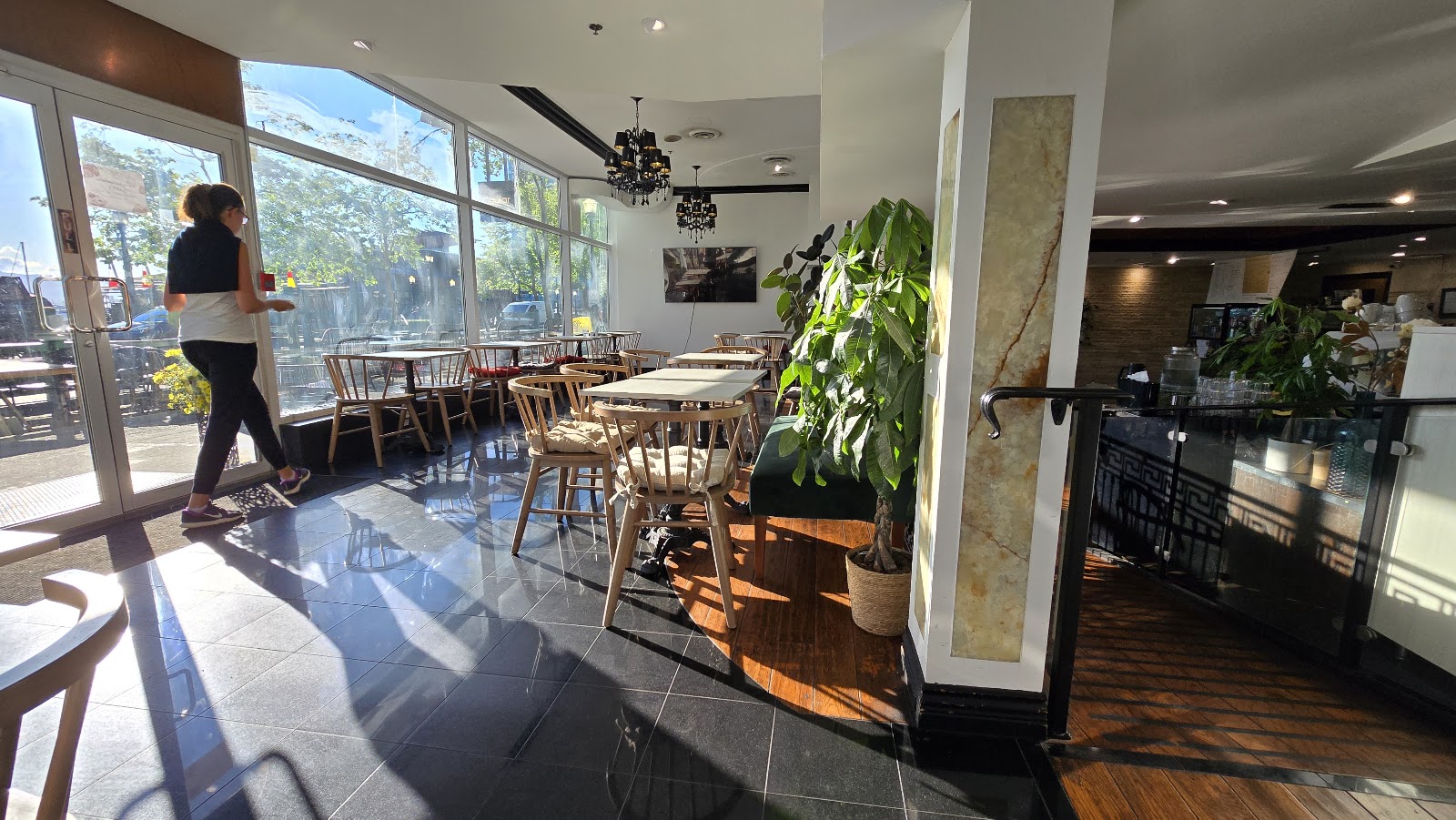 Caviar Bistro — dining room photo 2