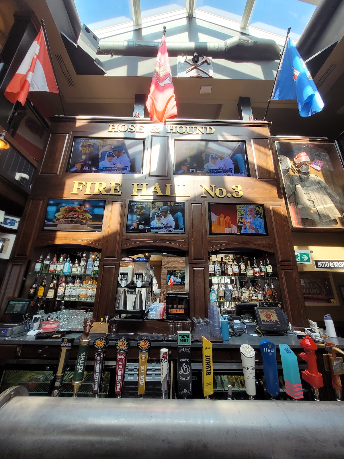The Hose and Hound Neighbourhood Pub — dining room photo 3