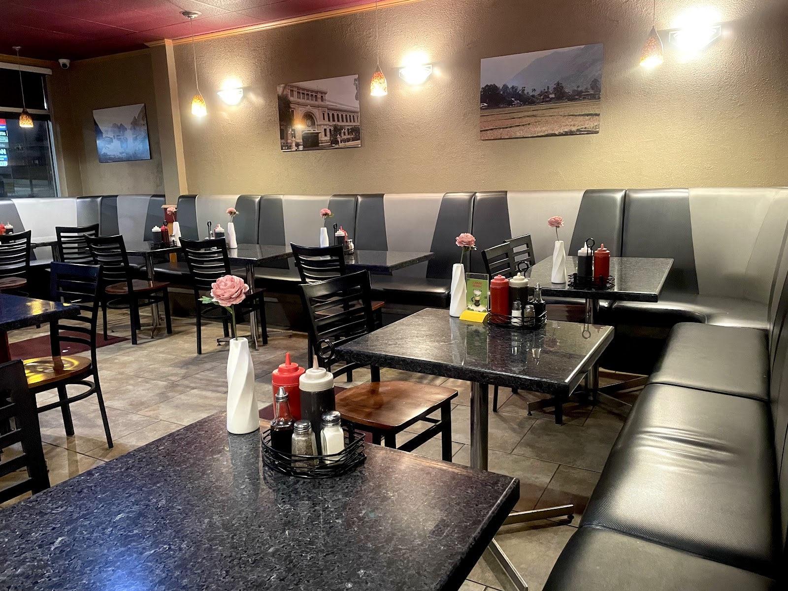 Pho Huong Viet 17Ave SW — dining room photo 3
