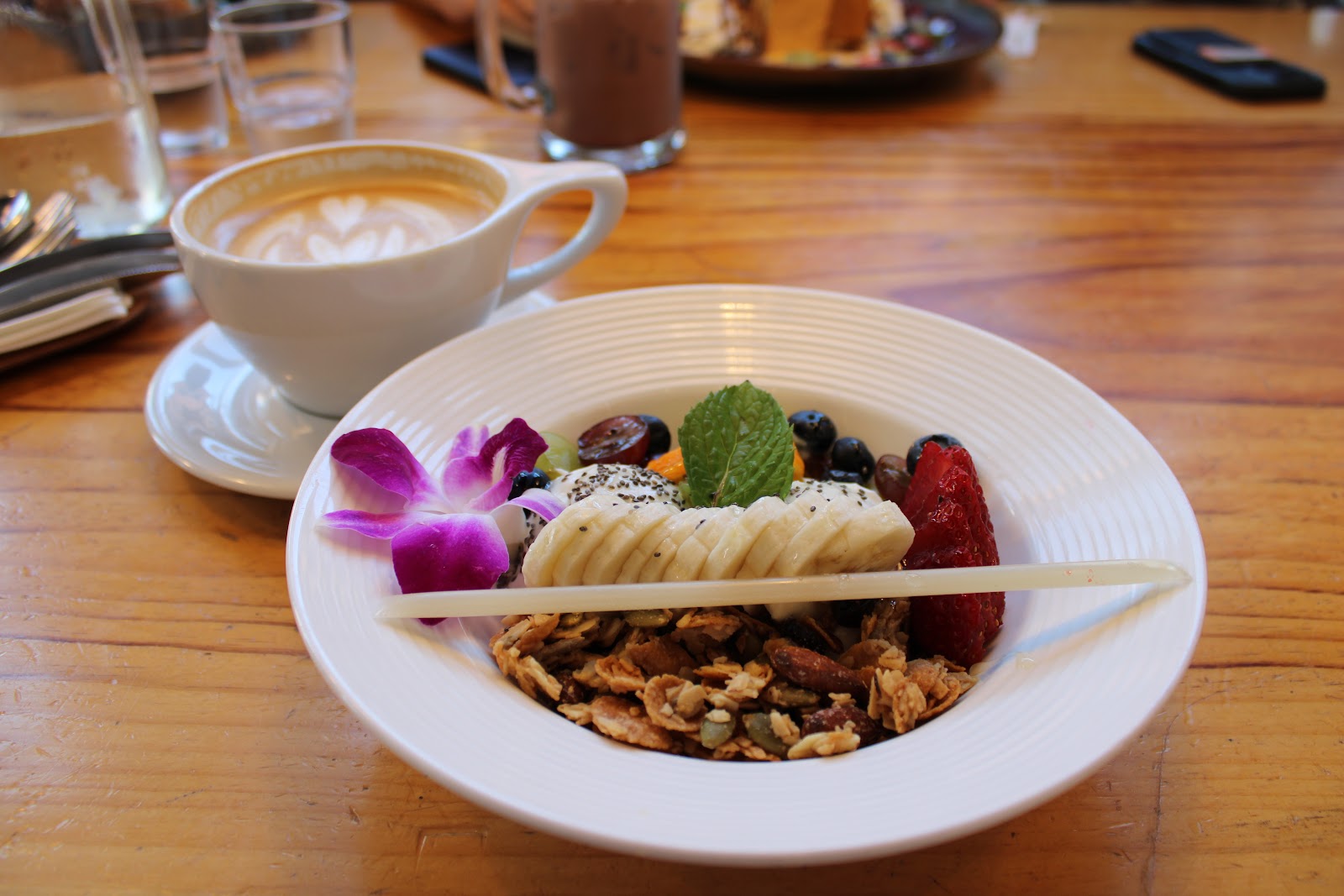 ZCREW Cafe — dining room photo 2
