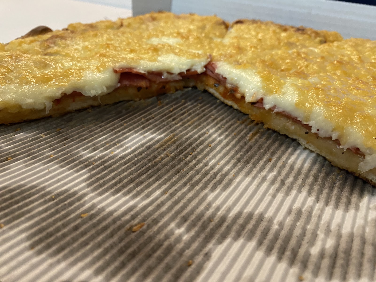 Nikos Pizza — dining room photo 2