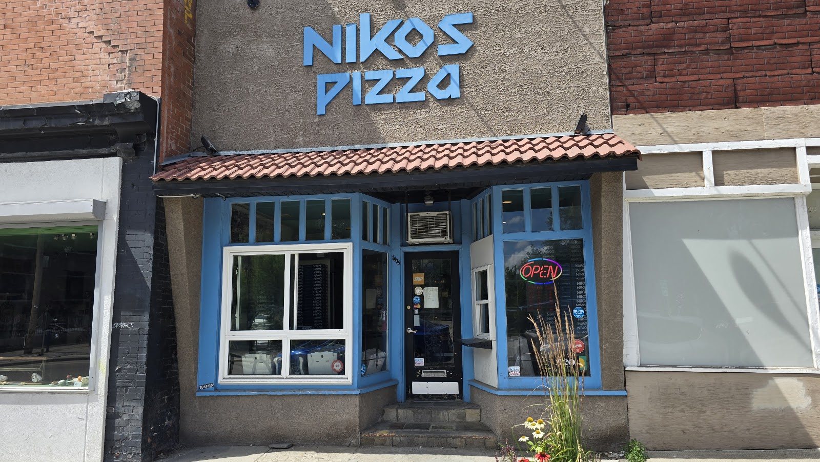 Nikos Pizza — dining room photo 3