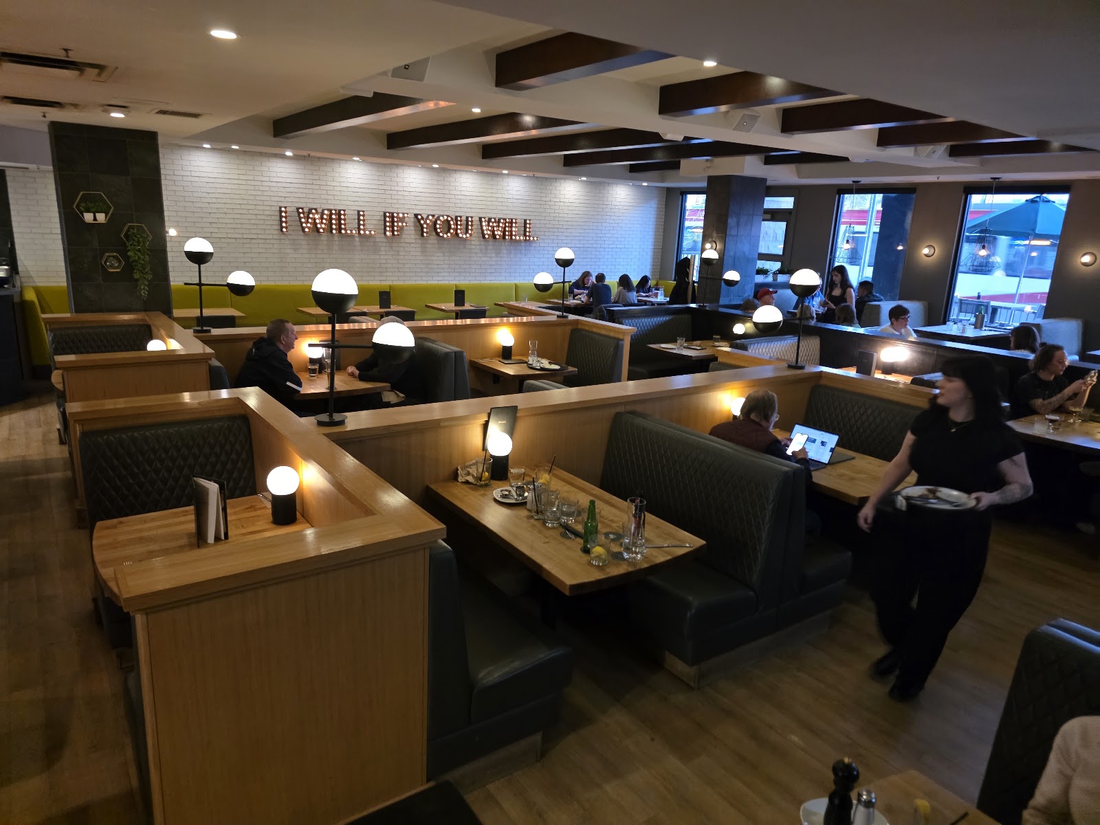 Moxies Calgary Downtown Restaurant — gallery photo 4